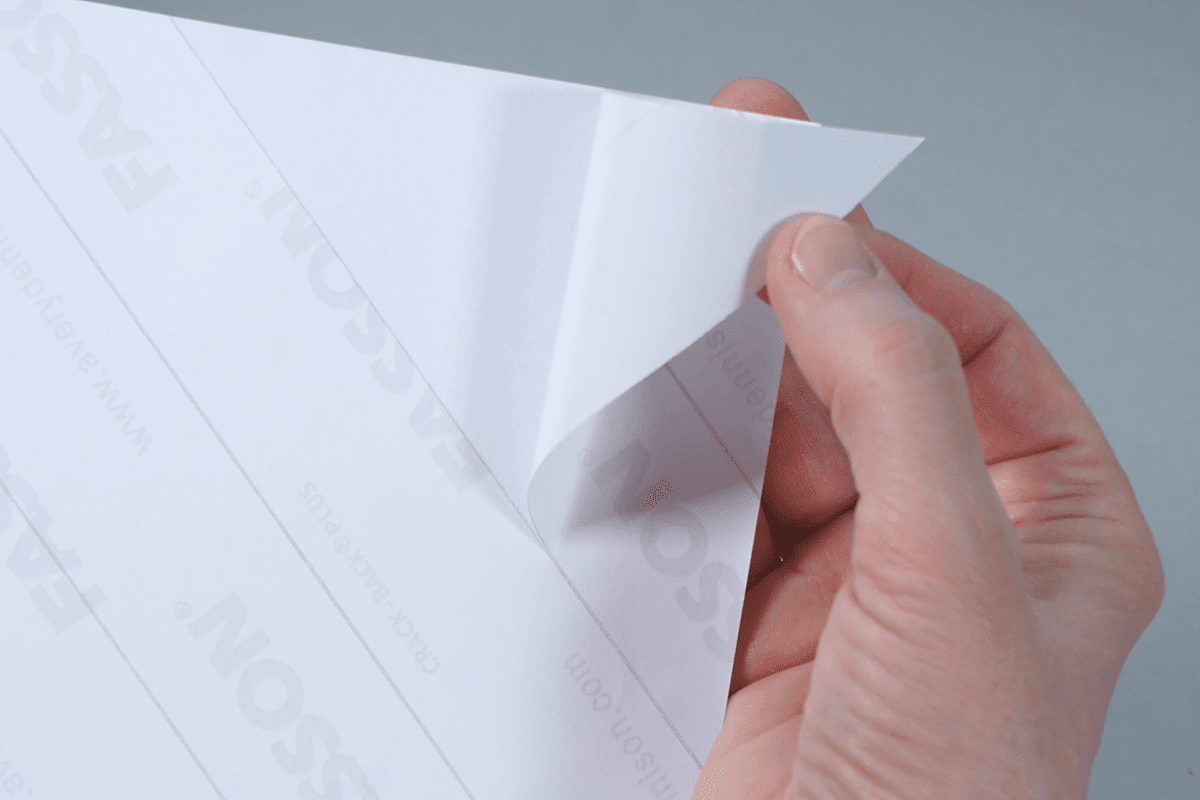 Aufkleber mit Splitt zum leichteren Ablösen des Abdeckpapiers