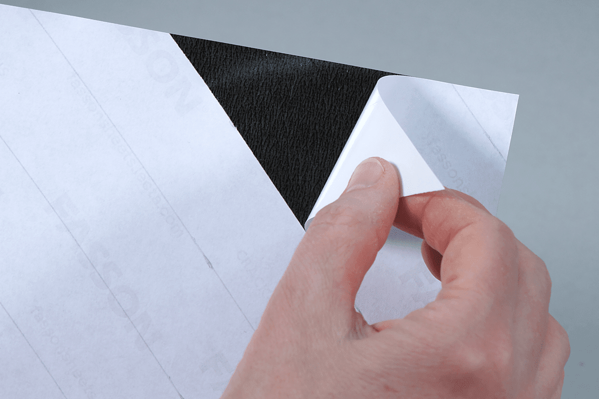 Aufkleber mit schwarz gestrichener Rückseite