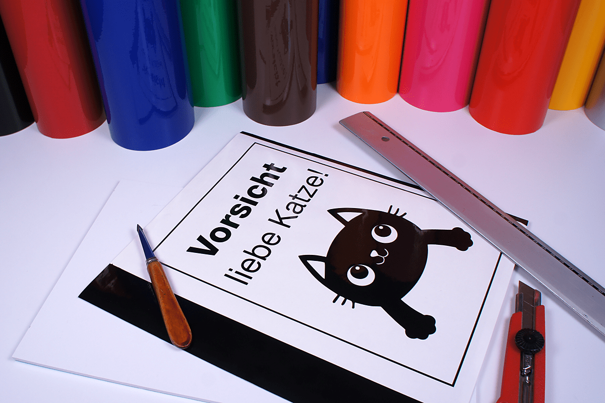 Folienrollen und Werbeschild