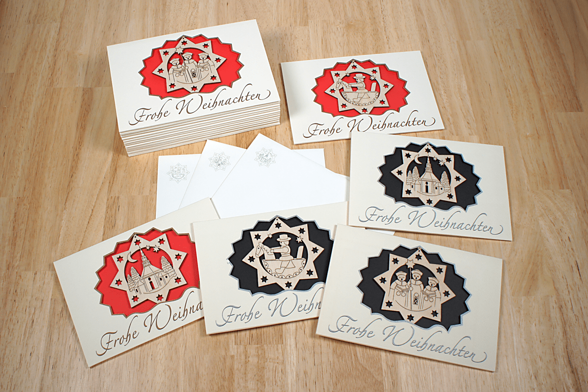 Karten mit weihnachtlichem Holzstern als Baumschmuck